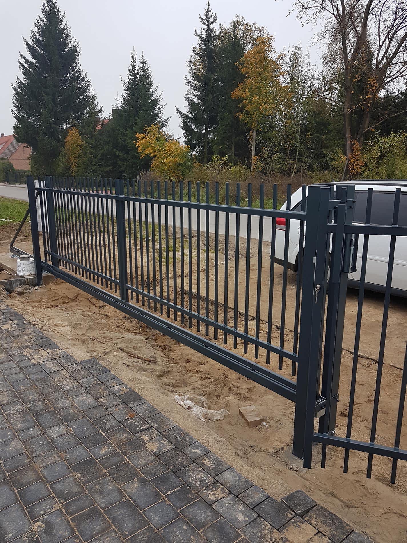 Brama przesuwna z furtką – Skórka